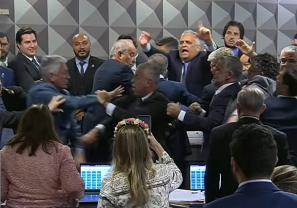 deputada-acusa-pt-de-agressao-apos-quebra-de-sigilo-bancario-do-filho-de-lula;-video