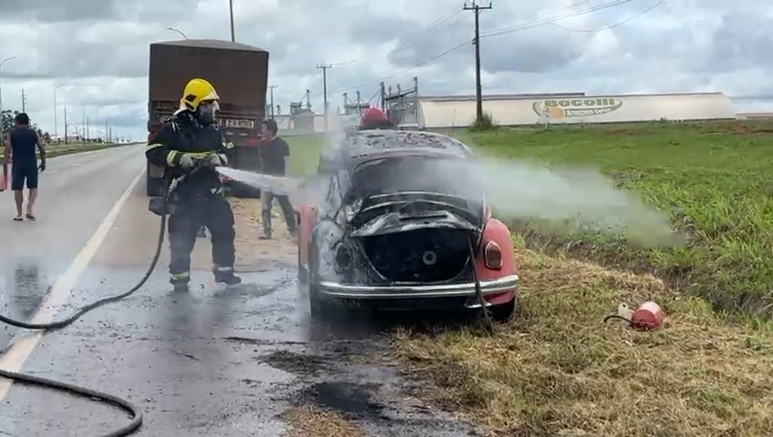 fusca-e-destruido-por-incendio-na-br-163-em-sorriso