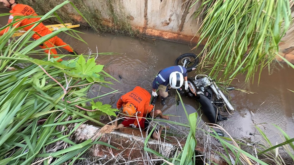 jovem-cai-em-valetao-apos-perder-controle-de-moto-na-mt-242-e-e-resgatado-pelos-bombeiros