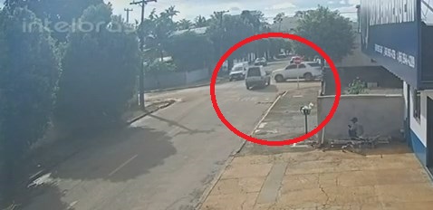 camera-registra-colisao-entre-hilux-sw4-e-fiat-strada-em-cruzamento-de-sorriso