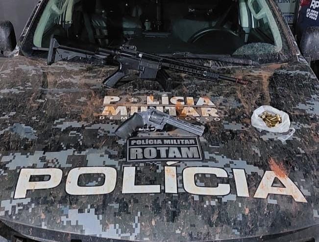 tres-sao-presos-com-revolver,-municoes-e-replica-de-fuzil-por-promoverem-faccao-criminosa