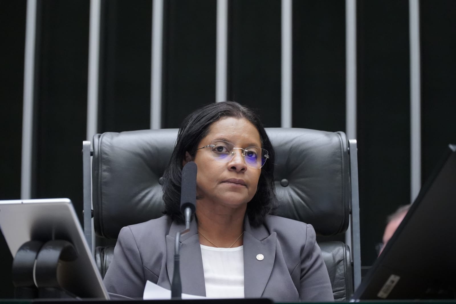 gisela-preside-camara-federal,-relata-e-aprova-pl-que-libera-spray-de-pimenta