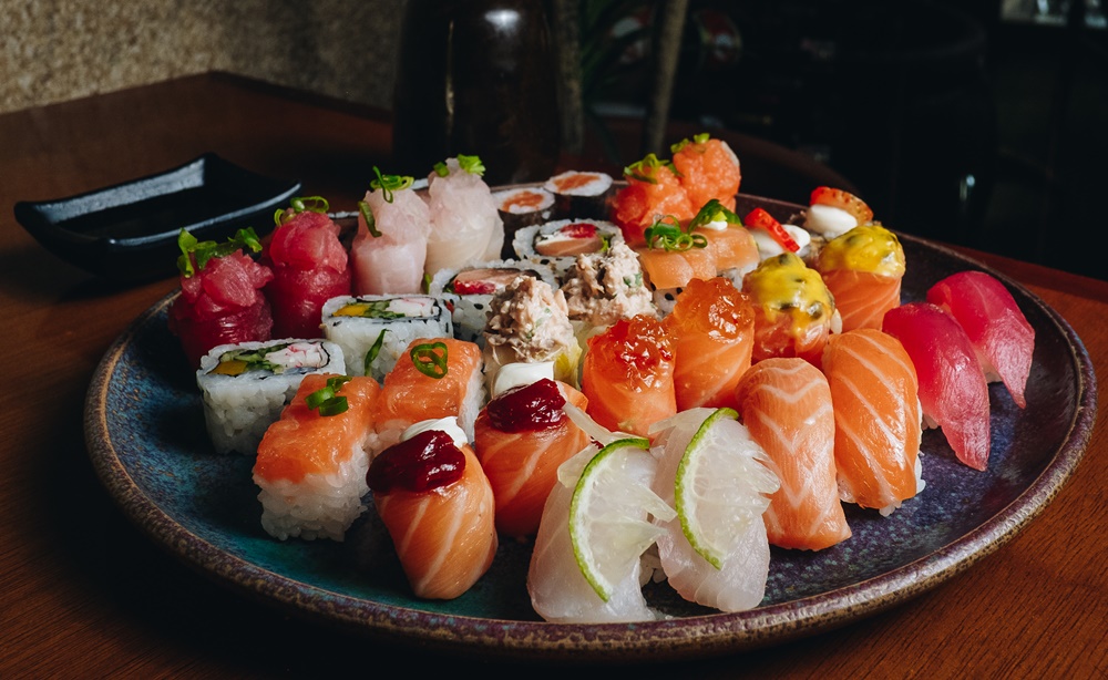 homem-invade-restaurante-japones-em-sorriso,-se-arrepende-e-chama-a-policia-para-se-entregar
