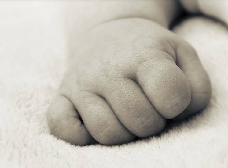 bebe-de-2-meses-chega-morto-a-ubs-com-sinais-de-violencia;-pais-sao-levados-a-delegacia