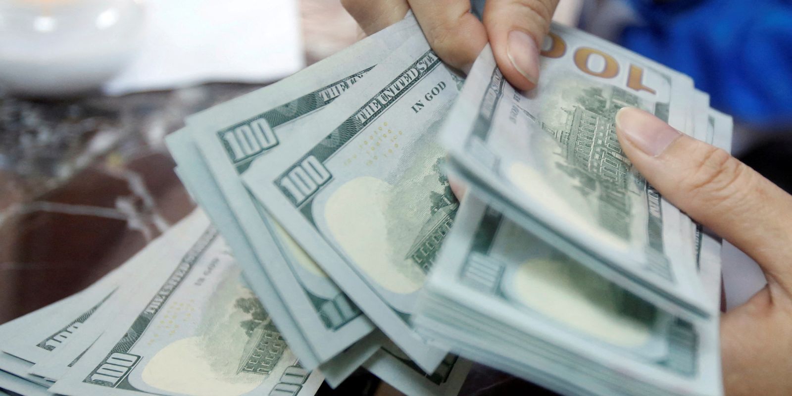 dolar-cai-para-r$-5,22,-e-bolsa-sobe-1,6%-com-alivio-no-oriente-medio