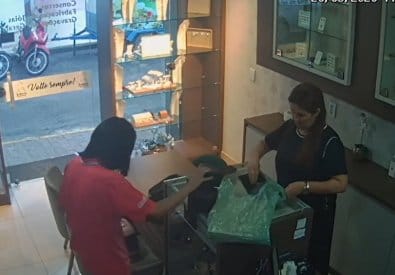 criminosos-invadem-e-assaltam-duas-joalherias-no-centro-de-cuiaba;-empresario-e-baleado
