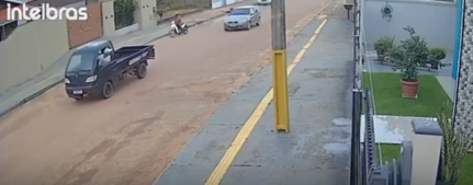 video-mostra-execucao-de-motociclista-por-ocupantes-de-fiat-palio-a-luz-do-dia