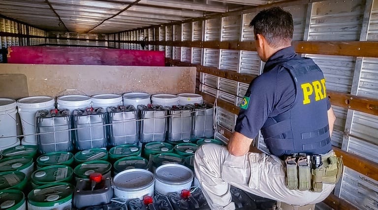 prf-apreende-carga-de-oleo-lubrificante-avaliada-em-r$-470-mil-na-br-364-em-mato-grosso
