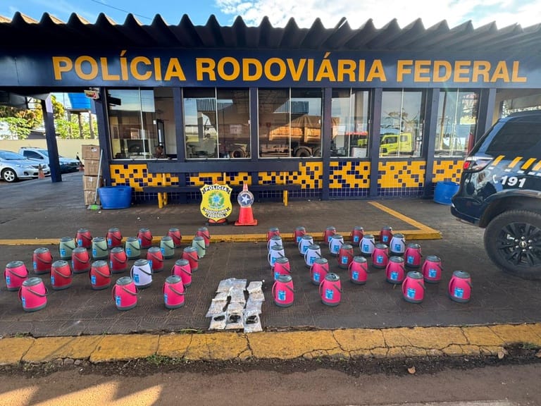 prf-apreende-medicamentos-e-drogas-em-compartimento-de-carga-de-caminhao-na-br-163