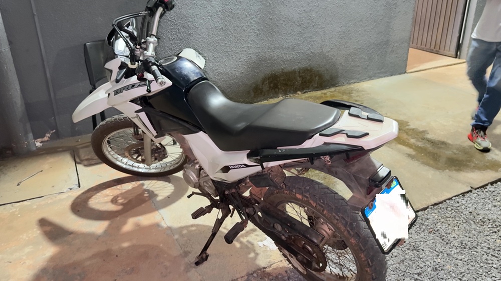 homem-e-preso-em-sorriso-com-motocicleta-furtada-de-lucas-do-rio-verde