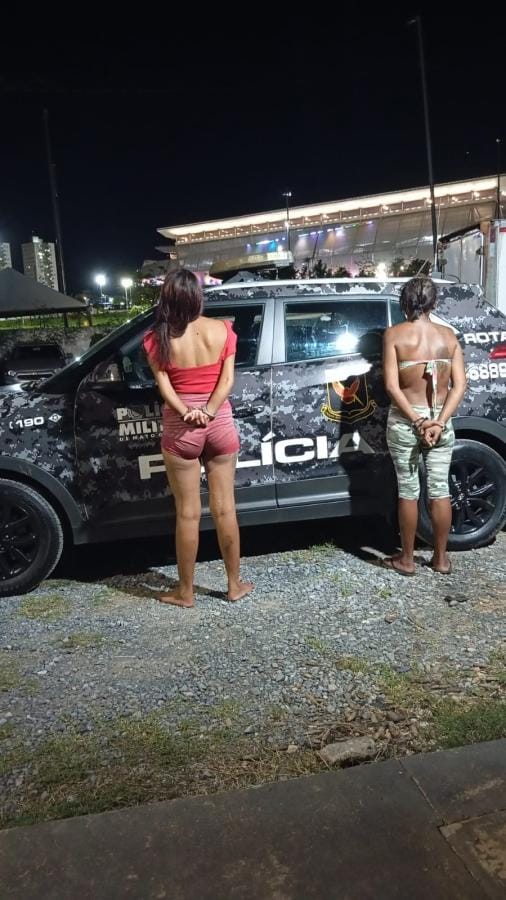 rotam-prende-mae-e-filha-por-trafico-de-drogas-e-apreende-entorpecentes-e-dinheiro
