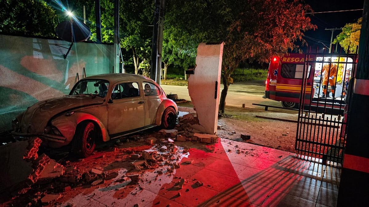 falha-nos-freios-faz-fusca-perder-controle-e-invadir-residencia-em-alta-floresta