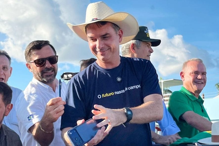 em-sinop,-flavio-bolsonaro-garante-apoio-a-wf-e-medeiros,-e-abre-palanque-a-presidencia