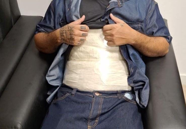 policias-civil-e-federal-prendem-homem-no-aeroporto-tentando-levar-drogas-presas-no-corpo