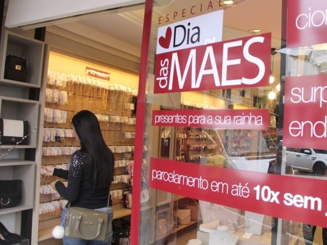 dia-das-maes-deve-injetar-r$-731-milhoes-na-economia-de-mt;-perfumes-e-roupas-lideram