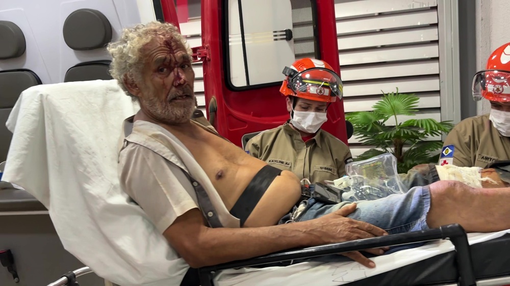 idoso-cai-em-vala-as-margens-da-br-163-e-e-socorrido-pelos-bombeiros-em-sorriso