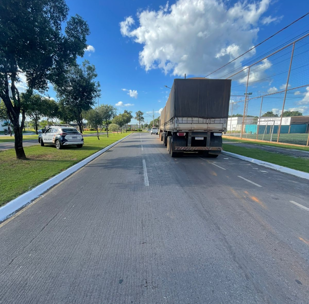 acao-integrada-da-pm-e-prf-recupera-carreta-com-soja-furtada-e-prende-foragido