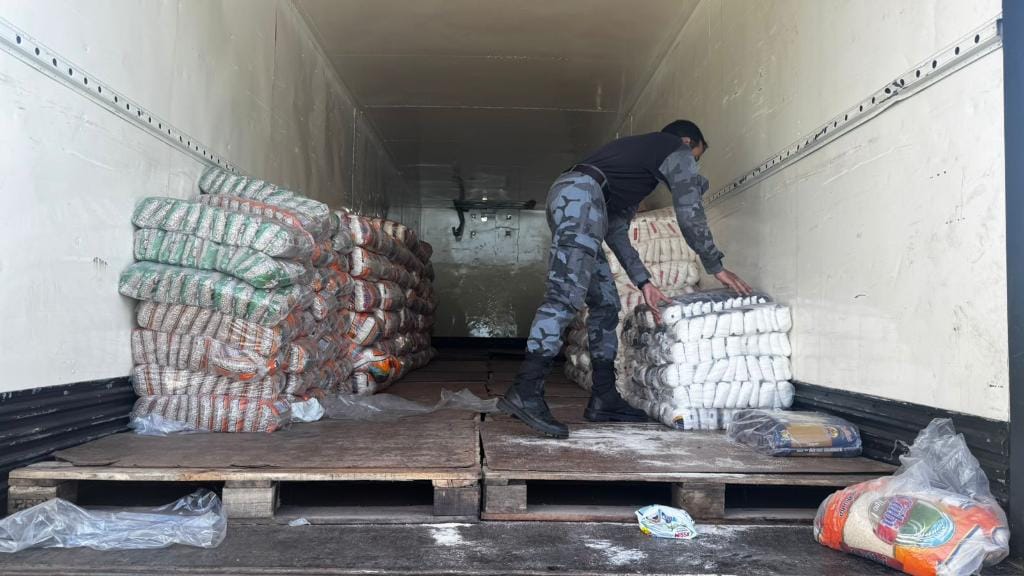pm-flagra-caminhao-com-cestas-basicas-produtos-de-limpeza-de-faccao-criminosa