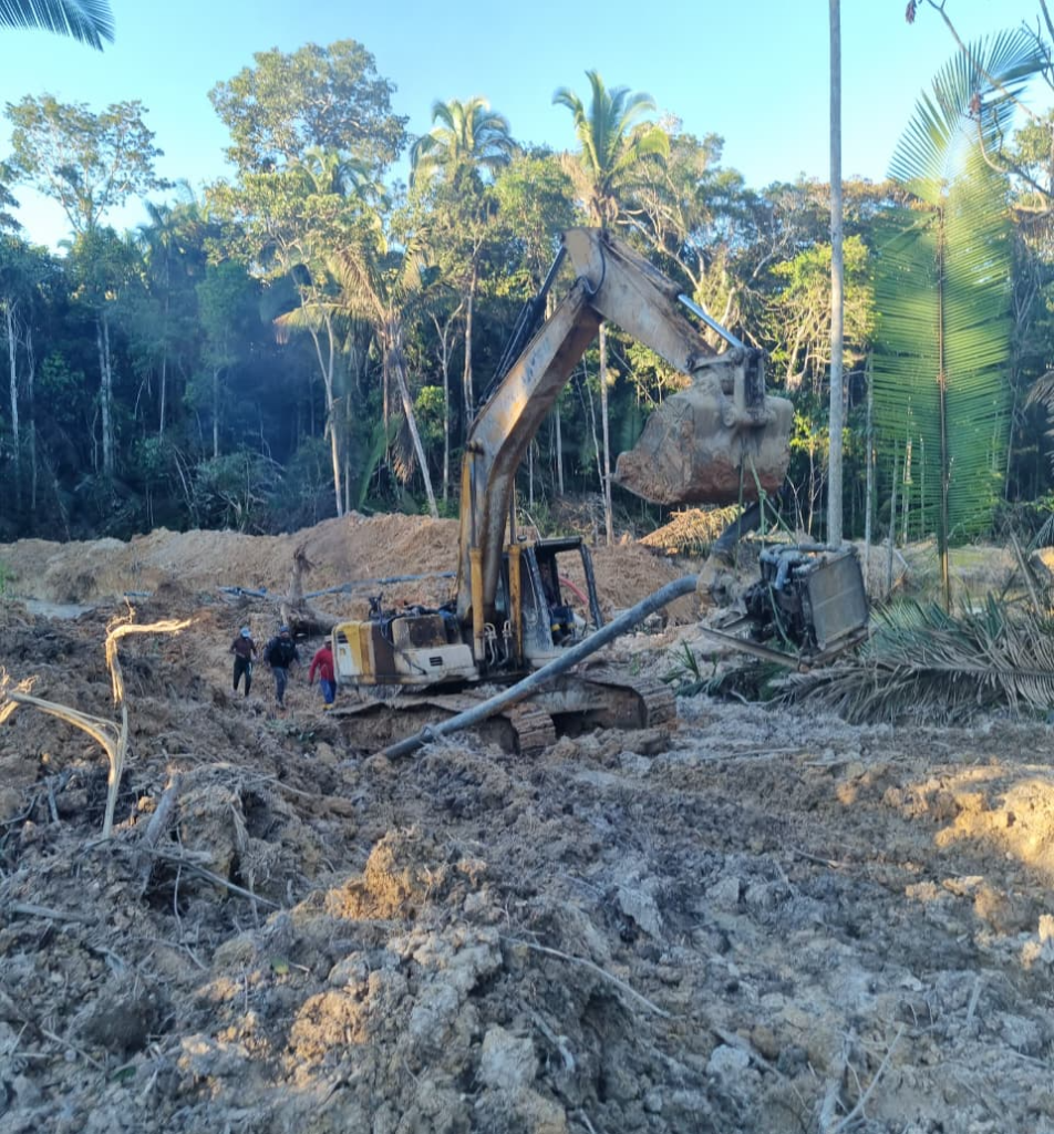 pm-apreende-escavadeira-em-garimpo-ilegal-em-mt-e-aplica-r$-97-mil-em-multas