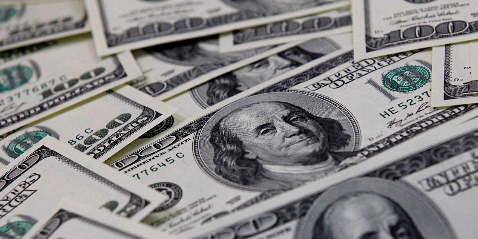 dolar-cai-para-r$-4,98,-e-bolsa-sobe-em-dia-de-alivio