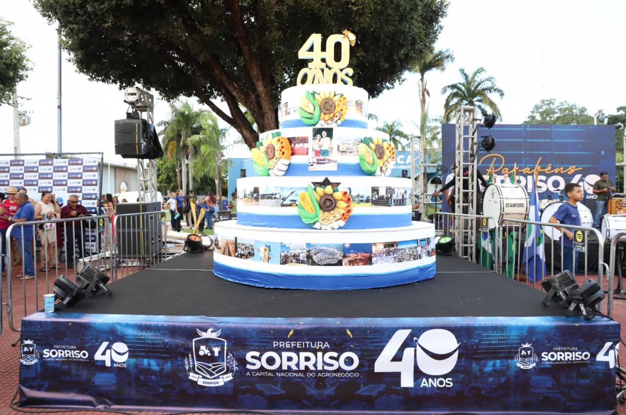 sorriso-celebra-40-anos-com-tradicional-corte-do-bolo-e-reune-milhares-na-praca-da-juventude