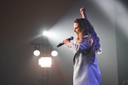 aline-barros-e-confirmada-no-“dia-da-paz-e-conciliacao”-em-sorriso