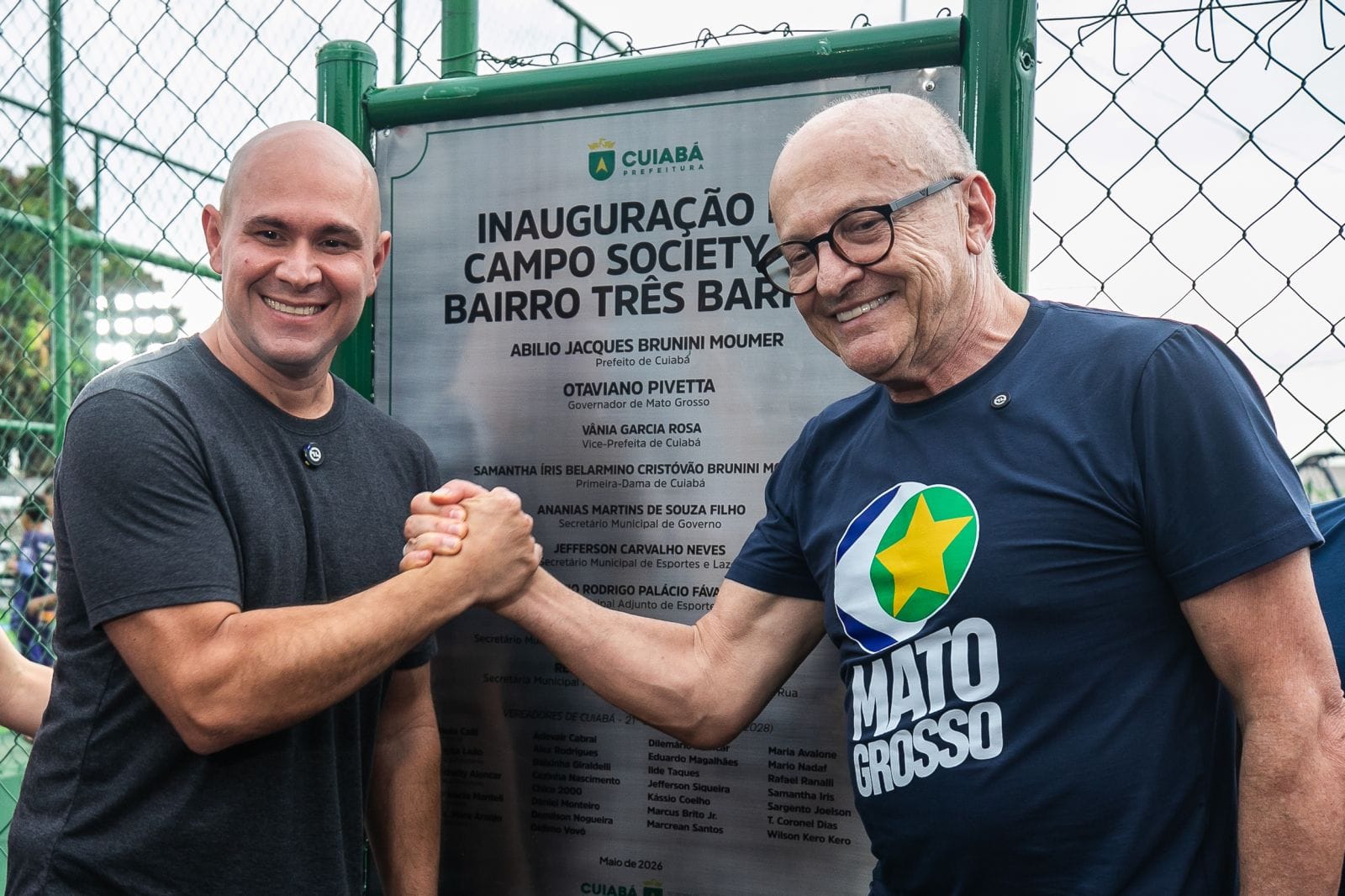 abilio-e-pivetta-entregam-campo-e-quadra-no-tres-barras,-em-cuiaba