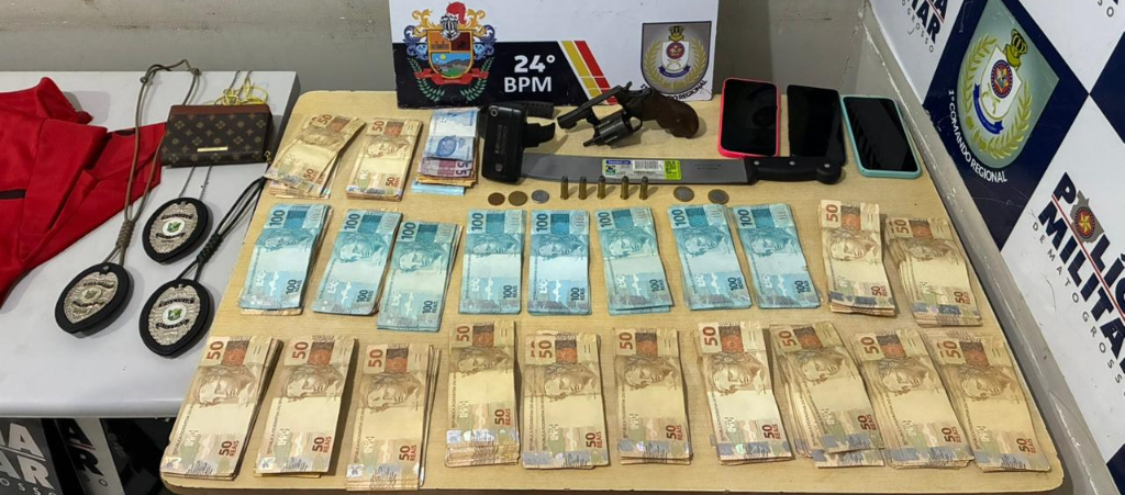 policia-militar-prende-dupla-por-trafico-de-drogas-e-apreende-revolver-e-r$-22,7-em-dinheiro