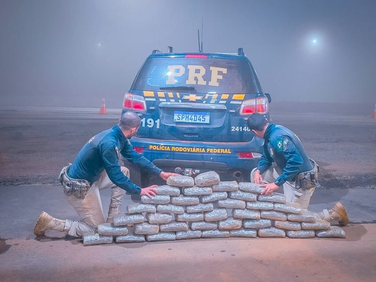 prf-flagra-caminhonete-com-21-quilos-de-supermaconha-e-prende-traficantes-em-mt