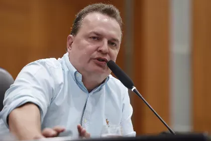 max-pede-punicao-e-diz-que-procurou-a-policia-para-denunciar-autores-de-ataques-virtuais