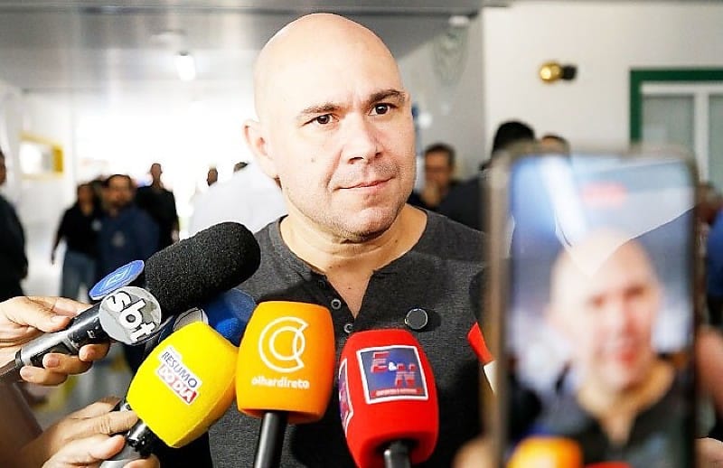 flavio-bolsonaro-usa-colete-em-campanha-e-abilio-associa-ameaca-ao-“odio-da-esquerda”