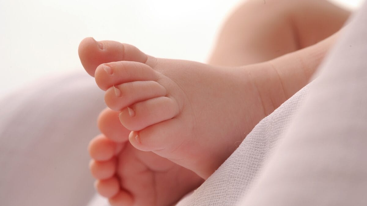 bebe-de-3-meses-e-socorrido-apos-mae-embriagada-derruba-la-no-chao-em-mt