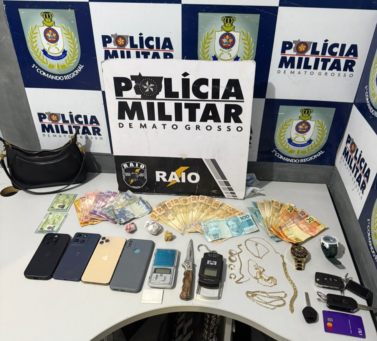 bandidos-rendem-familia-e-fogem-com-toyota-sw4-e-pistola;-dois-sao-presos